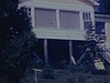 Chalet au bord du lac, panoramique sur la plage, canots et pédalos, famille se baigne. des adolescentes en bikini font des singeries à la caméra