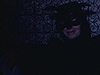Adultes déguisés pour l’Halloween posent pour la caméra, au salon, une femme en Batman, un homme en costume d’époque, font des singeries avec un homme pas déguisé