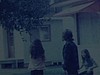 Des adolescents posent sur la galerie du chalet, village, adolesente avec un chandail du Canada, station-service, adolescent pose avec un chat dans les bras