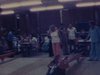 Des adultes jouent au bowling (quilles) party.