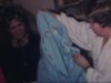 Déballage de cadeaux de Noël - adultes - les femmes reçoivent des robes de chambre. fouillis, papier déchiré