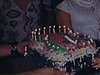 Anniversaire d’une femme, gâteau avec un avion en plastique, un drapeau français et un drapeau canadien, elle souffle ses bougies