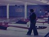 Plusieurs parties de bowling - petites quilles, mode des années 70, lancers à partir d’une allée