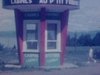 Pavillon d’accueil «Cabines Au p’tit Fripon» des enfants ramassent des fleurs dans un champ avec leur mère, puis ils vont sur la galerie de la cabine, un homme sort et discute avec eux.