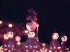 Parade du Carnaval de Québec, la nuit, bonhomme salue la foule sur son char allégorique, grosses mascottes en chemises à carreaux et ceintures fléchées dansent sur un char