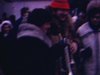 Des hommes un peu saouls portent de tuques avec des lumières accrochées dessus, ils jouent de la trompette et rient, enseigne «Festival de l’érable, Plessisville»