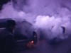 Automobile en feu, catastrophe, même plan filmé à la télévision. pompiers éteignent le feu