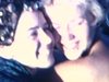 Deux jeunes femmes sourient à la caméra (1962)