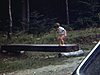 Une petite fille est sur une balançoire accrochée à deux arbres, les enfants jouent dans la forêt, la famille pique-nique, un enfant se fait faire la bascule dans une couverture, camping, fillette, petit garçon