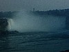 En été, Chutes Niagara, touristes marchent sur le belvédère. Bateau (Maid of the Mist) au pied des chutes