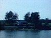 Bord de lac, enfants se baignent dans une pataugeoire, jouet gonflable 