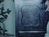 Déballage de cadeaux de Noel, un homme aide sa fille a déballer, elle reçoit un service à thé jouet, une petite fille prend un toutou chien dans ses bras
