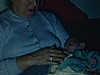 Un couple avec un bébé naissant dans les bras, des gens le prennent, lui donnent le biberon et le couche dans son lit, maman change une couche