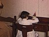 Une fillette assise à un bureau près de son lit joue avec des poupées, puis gros plan sur les collants au mur: images de Blanche Neige et les 7 nains, Walt Disney