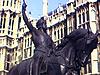 Plan d’un bateau et du pont de Londres, Big Ben, un homme pose devant la statue d’un chevalier, une femme assise sur le bord d’un chemin, elle marche vers la caméra, un policier à cheval traverse la rue