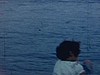 Deux hommes, une femme et une petite fille regardent les vagues