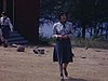 Des adolescents font la cuisine, rassemblement de scouts et jeannettes, font leurs saluts et lèvent le drapeau du Québec (1962)