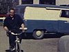 Père fait un tour de bicyclette avec sa petite fille assise derrière