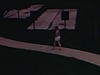 Une femme marche sur le trottoir d’un hôtel de villégiature en Floride, terrain de l’hôtel, touristes 