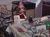 Anniversaire d’une petite fille, elle reçoit un véhicule récréatif jouet, un jeu de cubes Sesame Street, et une mini automobile rouge à pédale, elle l’essaie dans la cuisine (pedal car)