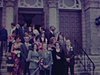 Mariés sortent de l’église, famille pose sur le parvis (image floue par bouts), couple pose avec un bouquet de fleurs (mariage)