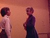 Pièce de théâtre sur la vie d’Elvis, un garçon (père) et une fille (mère) discutent - simulation de la naissance d’Elvis - mise en scène