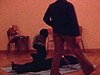 Pièce de théâtre sur la vie d’Elvis, un garçon (Elvis) vient pleurer sur le corps de sa défunte mère, un garçon vient le réconforter - mise en scène