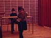 Des petits garçons et des petites filles dansent et chantent les Beatles, beaucoup d’énergie, certains jouent des instruments de musique: batterie, piano, guitare