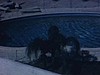 Filmé de la chambre d’hôtel en Floride, piscine, une femme sous la fenêtre, un arbre