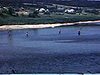 Baigneurs dans un lac à la campagne