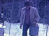 Image trop claire au début, famille à la cabane à sucre, récolte de l’eau d’érable, tire sur la neige, un cheval tire un baril, un homme assis sur le cheval et un chien court derrière. Des hommes emplissent les chaudières et les vident dans le baril. Imag
