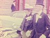 Anniversaire de mariage, un couple âgé sort de l’église et monte dans une calèche, une fanfare suit le couple