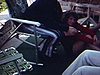 Famille sur la galerie de la maison, assis près de la table, ils discutent (plan bref)  