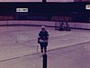 Partie de hockey au féminin, patins blancs, elles discutent sur la glace (1975)