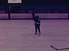 Deux homme regarde une partie de hockey dans une aréna, des adolescent jouent au hockey, plan d'un panneau de pointage