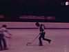 Partie de hockey bottines dans un aréna - ligue de hockey (1975)