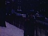Un homme qui filme la patinoire dans un parc