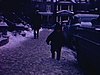 Bébé garçon emmitouflé marche sur le trottoir près des autos dans la rue, il marche avec difficulté avec ses grosses bottes d’hiver
