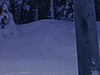 Hiver, des hommes mettent des raquettes et marchent dans un sentier, ils trainent une caisse. enseigne «Points dangereux, à vos risques», chalet au loin, les hommes se reposent