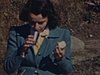 Une femme boit dans un petit verre, un homme en habit semble se cacher derrière les branches d’arbre, 2 femmes rigolent et un homme les écoute, les hommes aident les femmes à descendre une colline - un homme et 3 femmes assis et boivent 