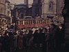 Défilé militaire dans les rues de Québec, tous les résidants de la rue sortent et regardent le défilé, drapeau Union Jack (1946), drapeaux des États-Unis et de l’Italie, des soldats marchent avec une enseigne «Le Canada avant tout» (à vérifier ??)