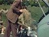 Papa aide sa petite fille à monter sur une bicyclette et l’aide à partir, la petite continue...