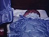 Bébé naissant dans son berceau dort, chambre et lit du bébé avec la même couverture que celle du berceau