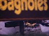 Un homme vide des poissons, un petit garçon et une petite fille le regarde, il coupe un morceau et le montre à la caméra