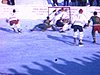 Partie de hockey sur une patinoire extérieure, des adultes jouent (1962)