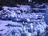 Glace cassée sous l’eau, des femmes regardent au loin