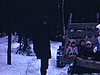Famille embarque dans une charrette de bois tirée par un tracteur - cabane à sucre
