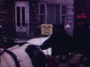Calèches dans les rues l’hiver, écriteau d’un magasin général, les gens arrivent et y entrent - 1979