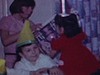Petite fille déballe ses cadeaux de fête, enfants portent des chapeaux et regardent la petite fille. les petits garçons saluent la caméra (1968)