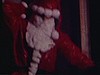 Père Noel arrive au salon, il a une barbe en ouate, il distribue des cadeaux aux enfants - 1970